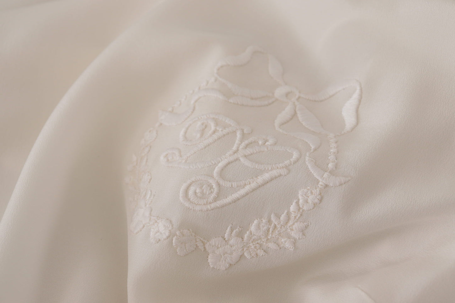 Dolce & Gabbana Top Elegante in Seta con Ricamo Logo