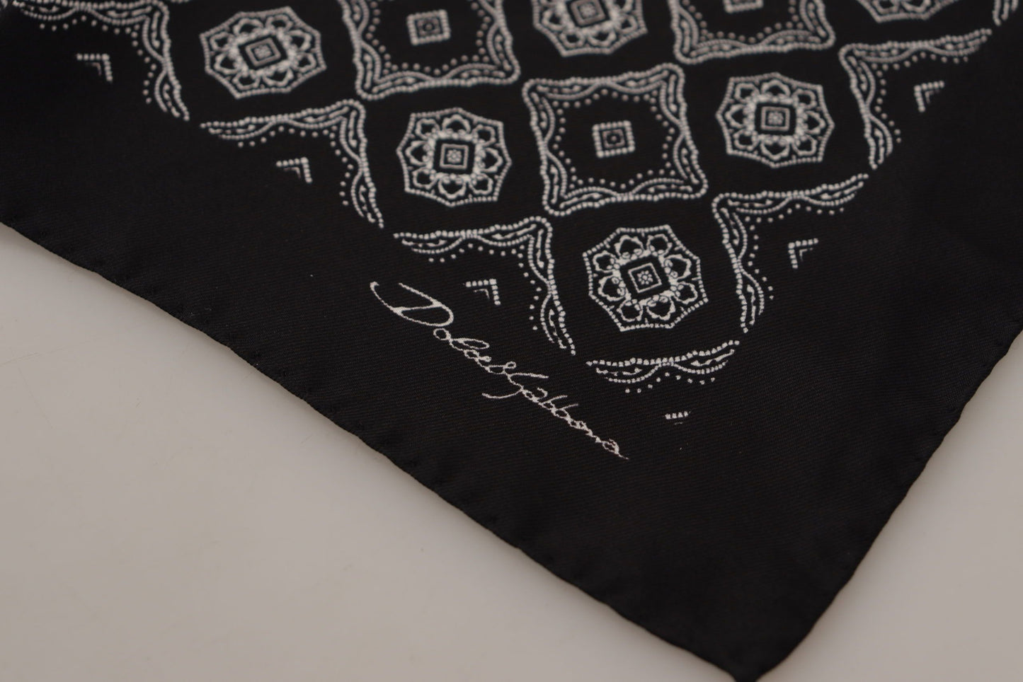 Dolce & Gabbana Elegante sciarpa quadrata in seta geometrica