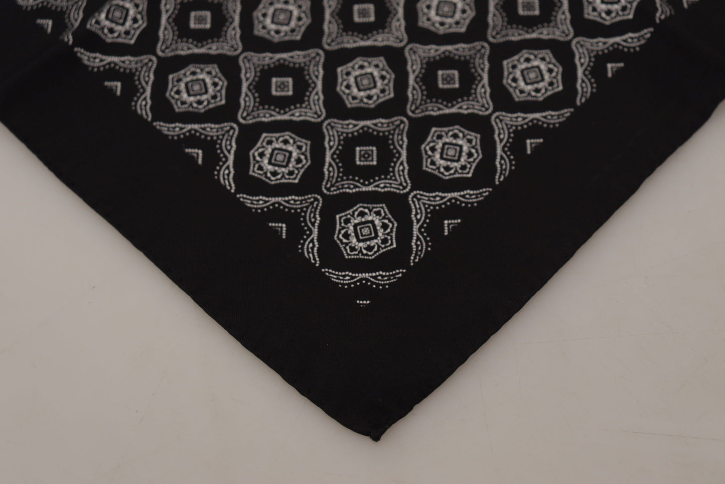 Dolce & Gabbana Elegante sciarpa quadrata in seta geometrica