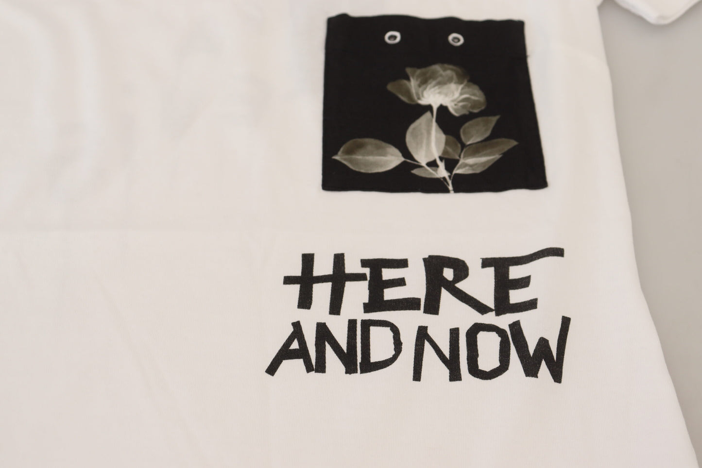 T-shirt in cotone monocromatica Dolce & Gabbana Chic con scritta "Here and Now".