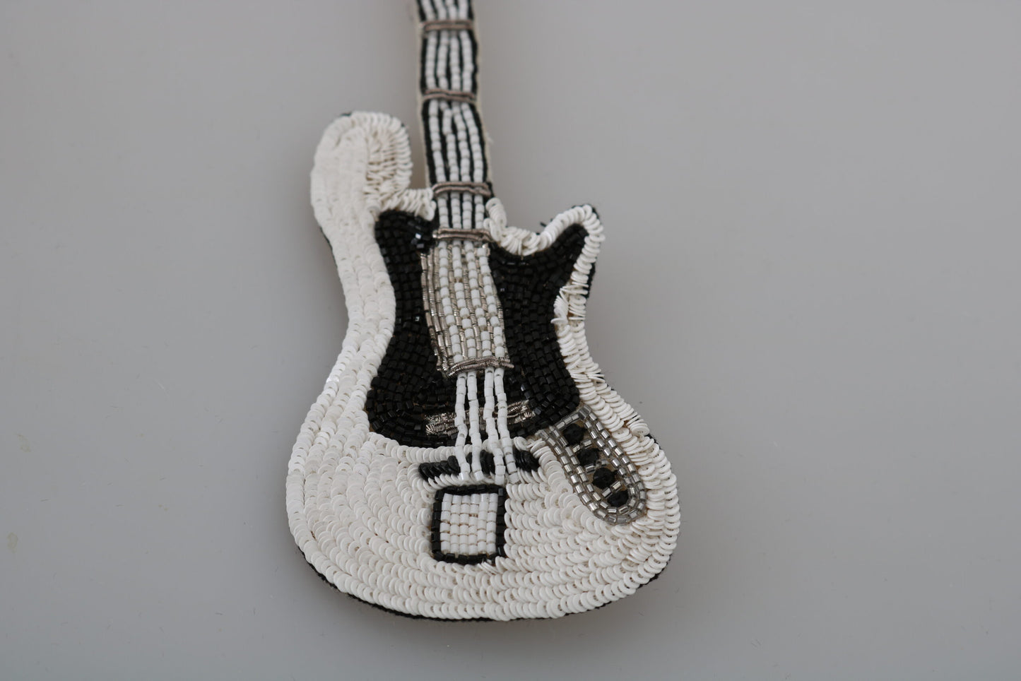 Spilla a forma di chitarra con paillettes dorate Dolce & Gabbana