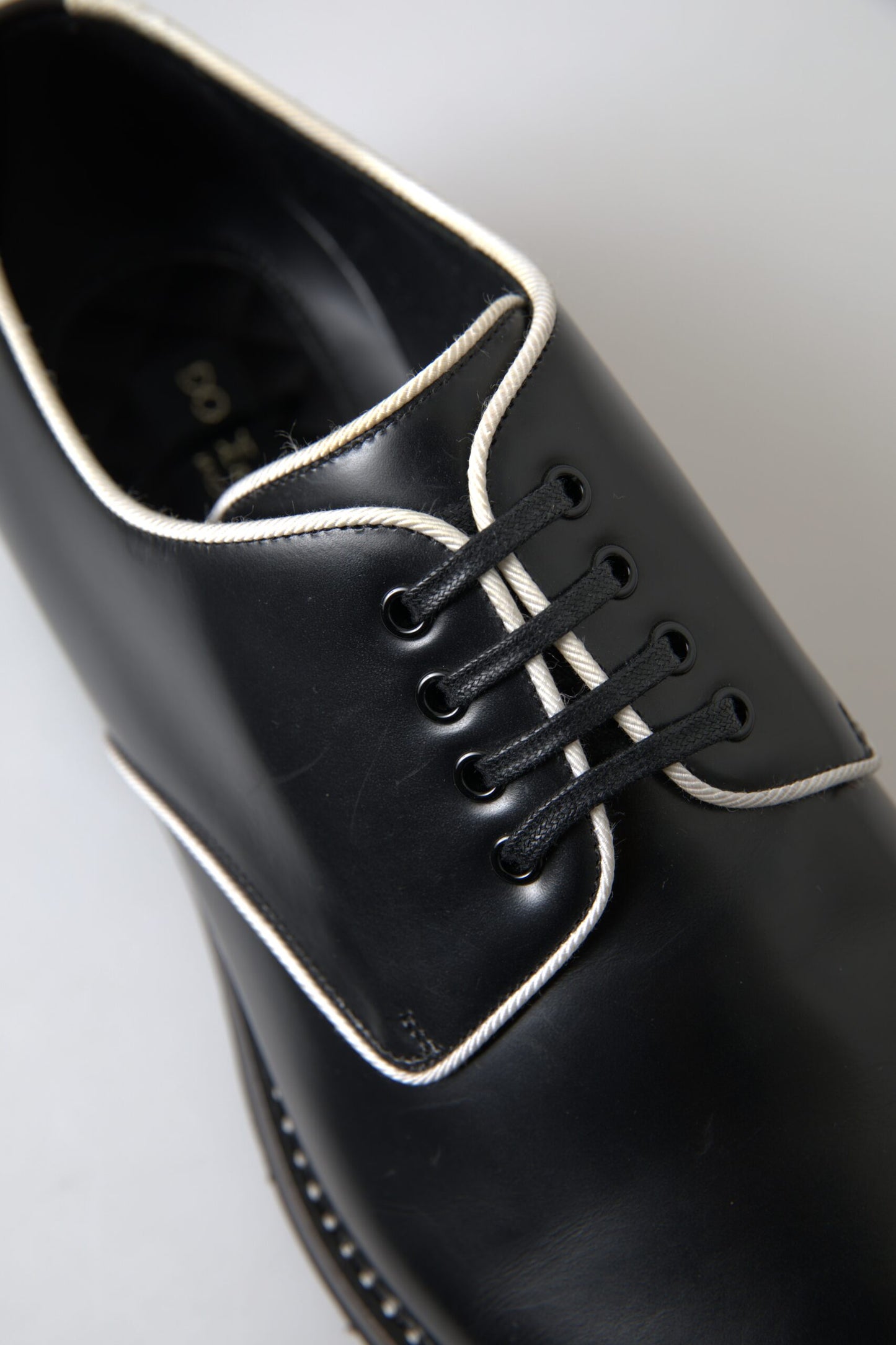 Dolce & Gabbana Eleganti scarpe formali da uomo in bianco e nero
