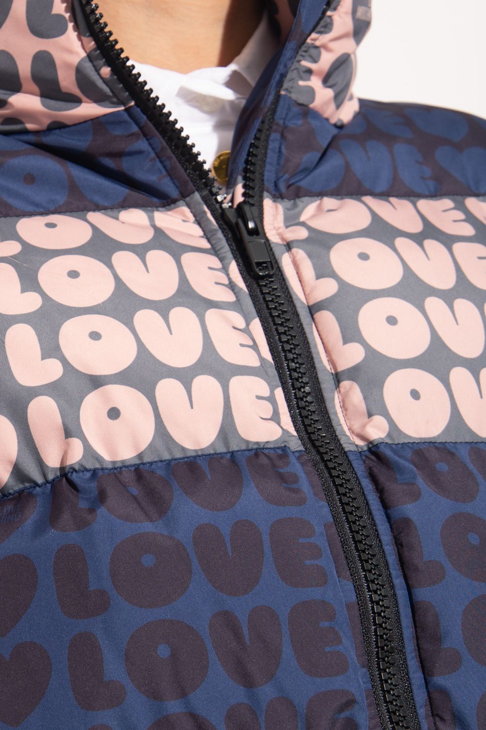 Giacca Love Moschino Chic con stampa logo multicolor