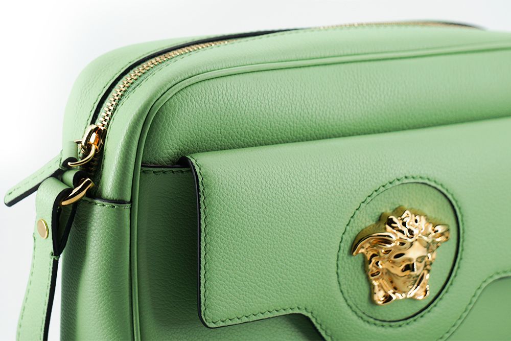 Borsa per fotocamera Versace elegante in pelle verde menta