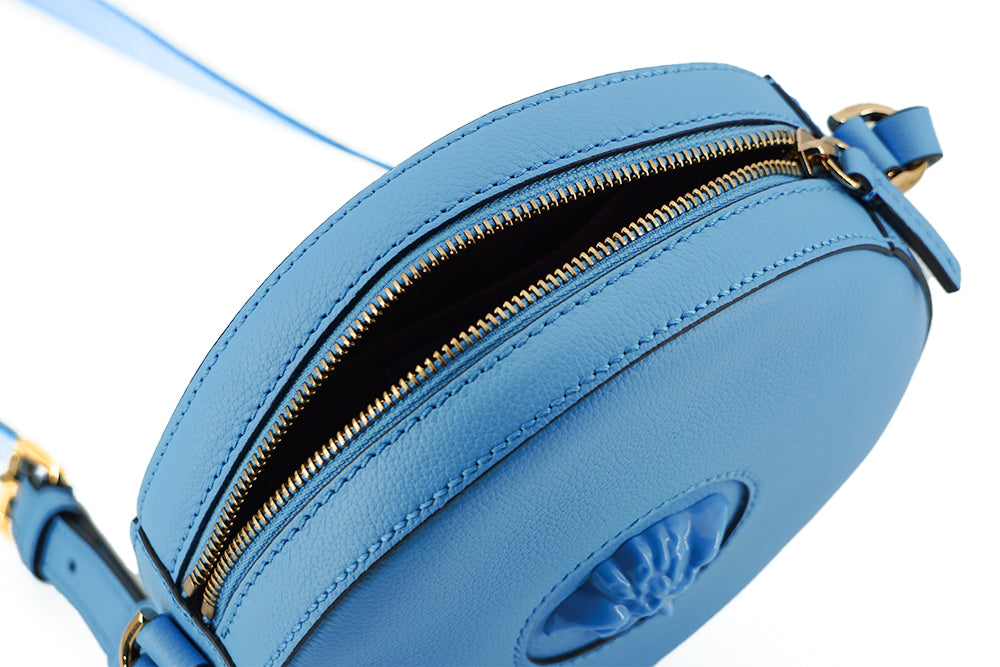 Borsa a tracolla rotonda Versace Chic in pelle blu