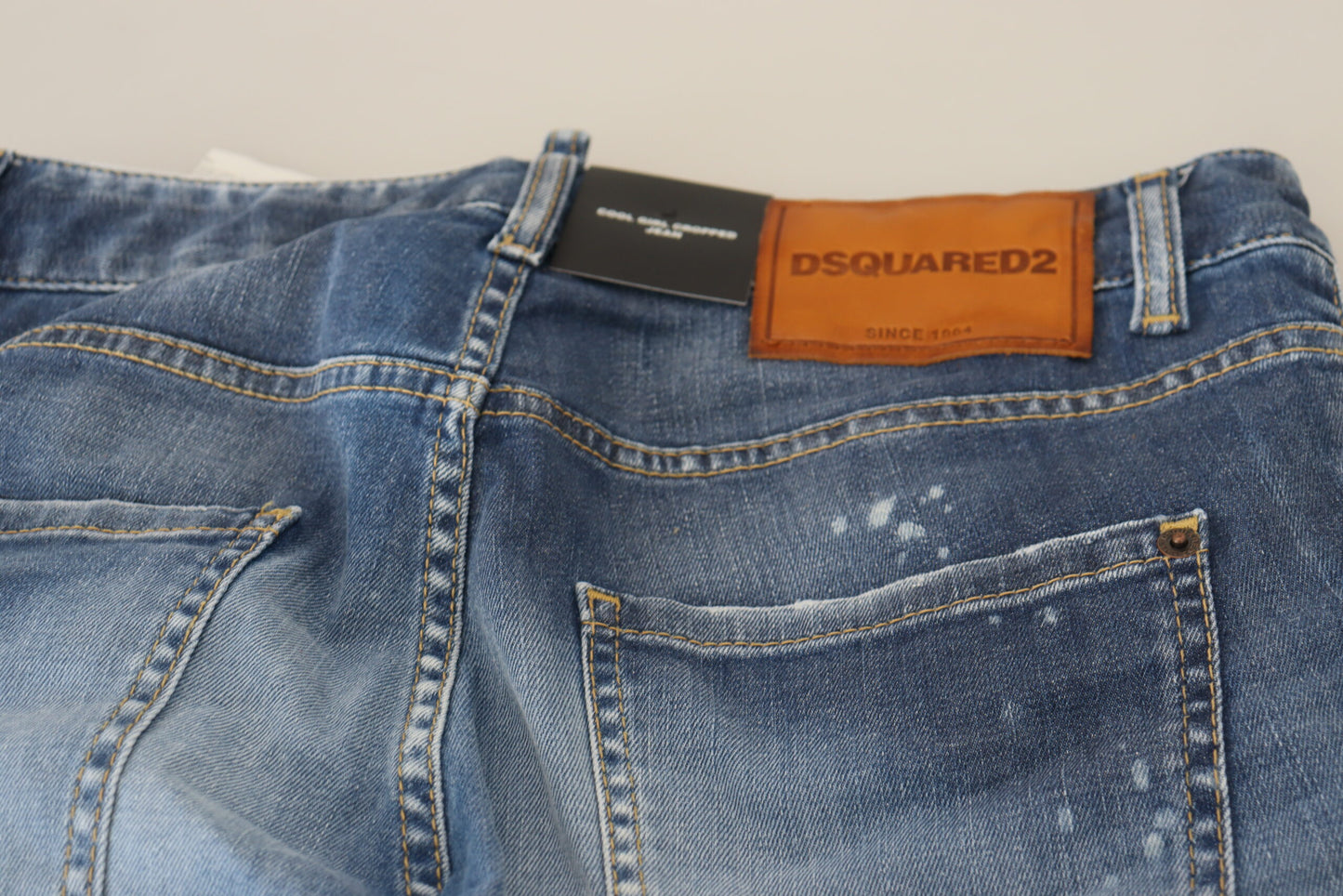 Dsquared² Chic Cropped Blue Denim: migliora il tuo look casual