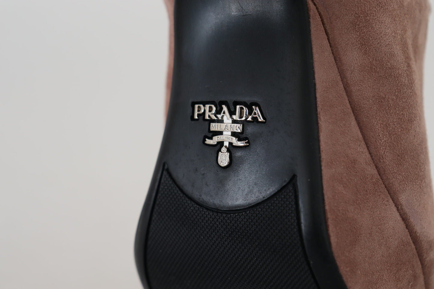 Элегантные темно-розовые замшевые туфли на каблуке Prada